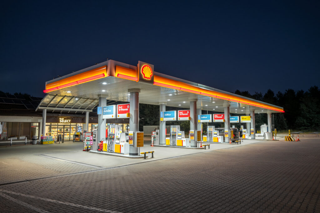 stacja paliw Shell w nocy